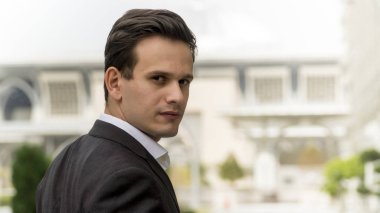 Cami önünde duran beyaz adamın portresi.