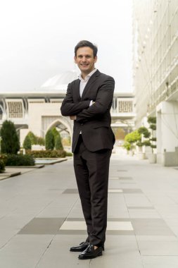 Cami önünde duran beyaz adamın portresi.