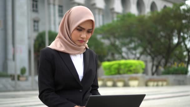 Güzel Malezyalı Kadın Tesettürlü Dışarıda Oturuyor Dizüstü Bilgisayar Kullanıyor Kameraya — Stok video