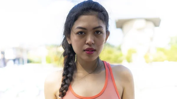 Retrato de adolescente joven usando ropa deportiva listo para correr — Foto de Stock