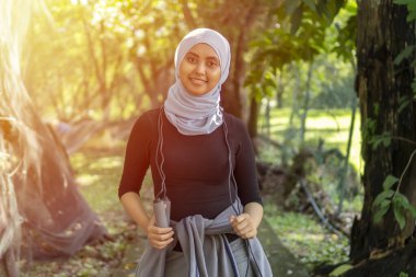 Malezyalı Müslüman kadın açık havada tesettür takıyor