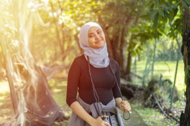 Malezyalı Müslüman kadın açık havada tesettür takıyor