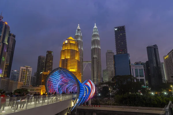 Nově postavený pěší most Lintasan Saloma u Kuala Lumpur Petronas Twin Tower (Klcc). Tento most má unikátní design založený na malajské kultuře — Stock fotografie