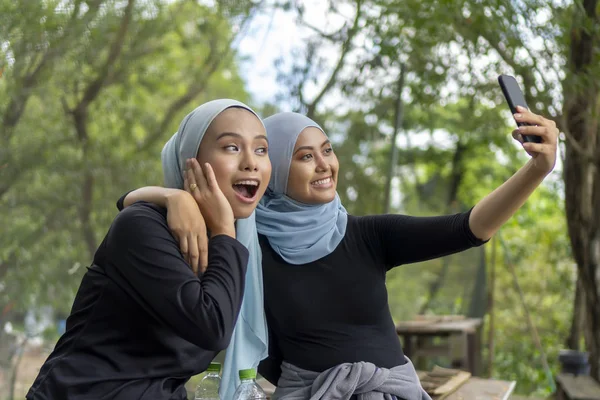Dois Malaio muçulmano senhora vestindo hijab ao ar livre — Fotografia de Stock