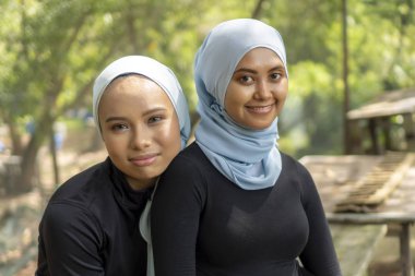 Açık havada tesettürlü iki Malezyalı Müslüman kadın.