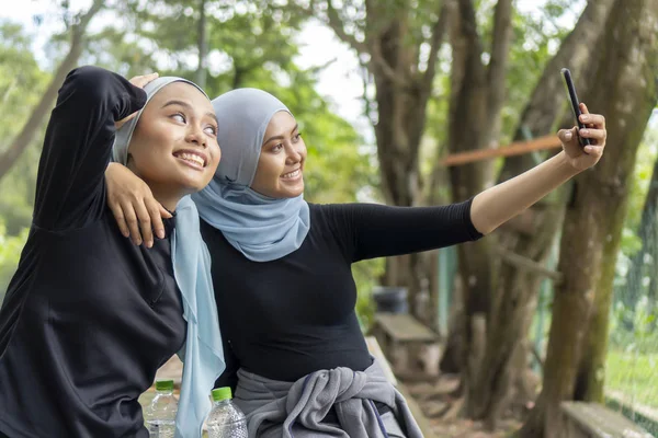 Açık havada tesettürlü iki Malezyalı Müslüman kadın. — Stok fotoğraf