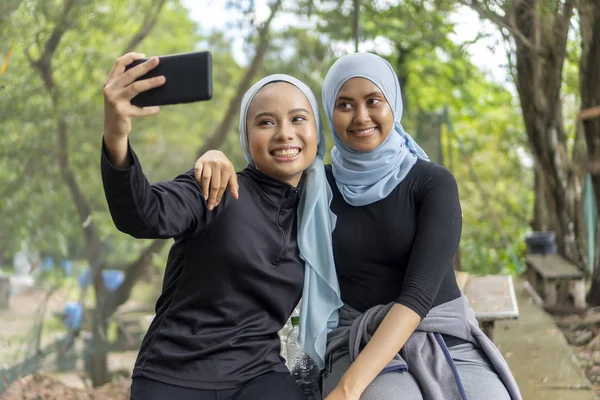 Dois Malaio muçulmano senhora vestindo hijab ao ar livre — Fotografia de Stock