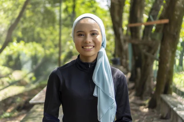 Açık havada tesettürlü Malezyalı Müslüman kadının portresi — Stok fotoğraf