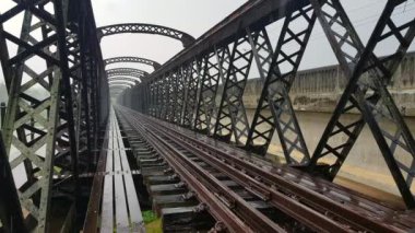 Victoria Köprüsü 'nde yağmurlu bir gün, Kuala Kangsar, Malezya