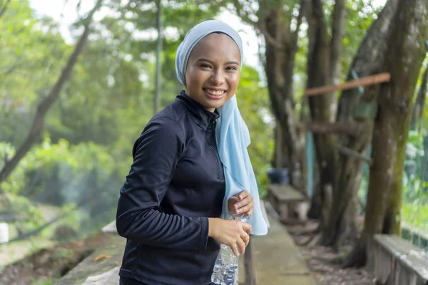 Yaşam Tarzı Konsepti Malezyalı Müslüman Kadın Tesettürlü Açık Hava — Stok fotoğraf