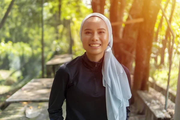 Yaşam Tarzı Konsepti Malezyalı Müslüman Kadın Tesettürlü Açık Hava — Stok fotoğraf