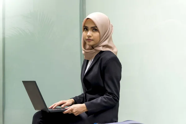 Business Lifestyle Carino Donna Malese Indossa Hijab All Aperto Utilizzando — Foto Stock