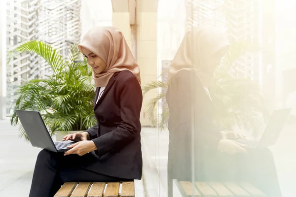 Estilo Vida Negócios Mulher Malaia Bonito Vestindo Hijab Livre Usando — Fotografia de Stock