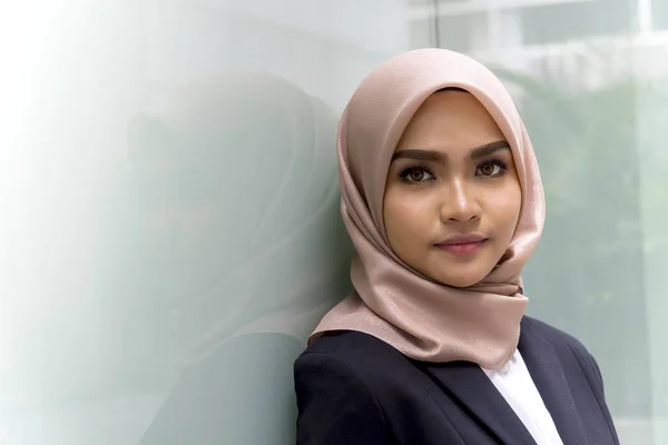 Mulher Malaia Bonito Vestindo Hijab Livre Sorriso Executivo Para Câmera — Fotografia de Stock