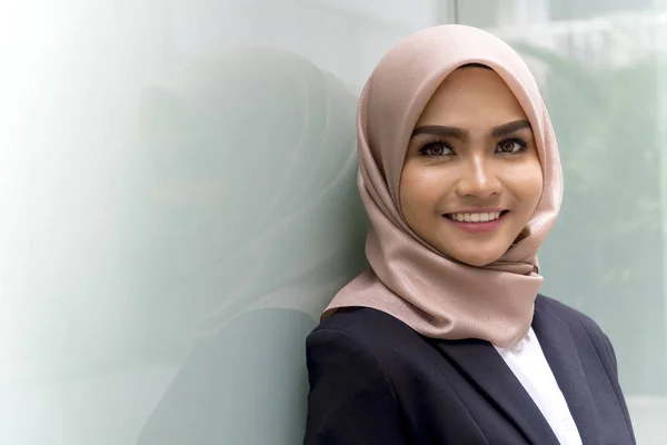Carino Malese Donna Indossare Hijab All Aperto Esecutivo Sorriso Fotocamera — Foto Stock