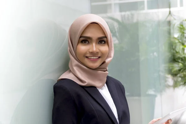 Söt Malajisk Kvinna Bär Hijab Utomhus Verkställande Leende Till Kameran — Stockfoto