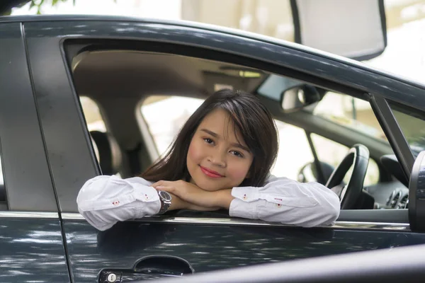 Schattig Aziatisch Meisje Auto Glimlachen Kijken Naar Camera Aanroepen Concept — Stockfoto