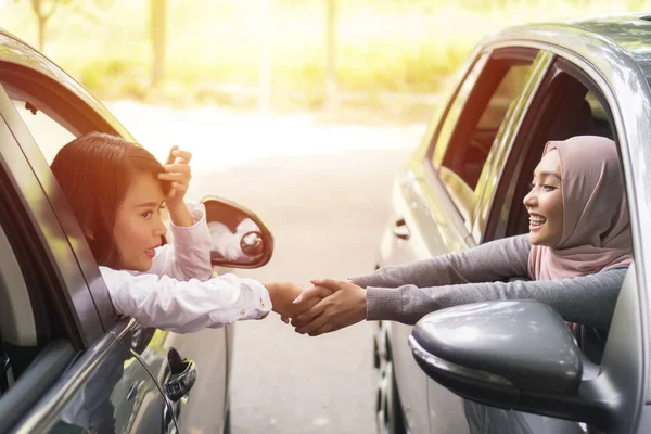 Menina Asiática Bonito Dentro Carro Sorrindo Falando Uns Com Outros — Fotografia de Stock