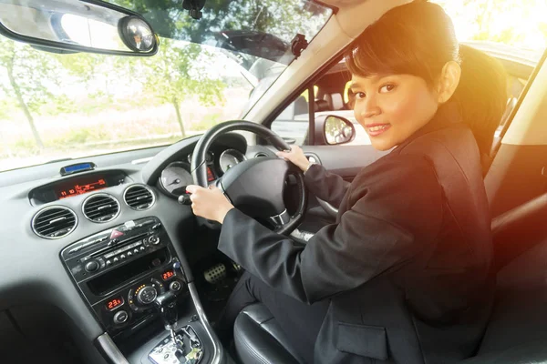 Menina Asiática Bonito Dentro Carro Sorrindo Olhando Para Câmera Conceito — Fotografia de Stock