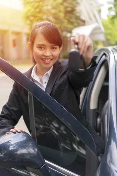 Bonito Ásia Menina Segurando Carro Chaves Sorrindo Saudação Conceito — Fotografia de Stock
