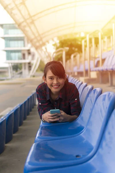Öğrenci Yaşam Tarzı Konsepti Şirin Asyalı Kız Bankta Akıllı Telefon — Stok fotoğraf