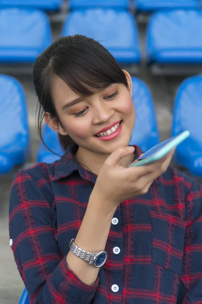Student Lifestyle Concept Schattig Aziatisch Meisje Met Behulp Van Smartphone — Stockfoto