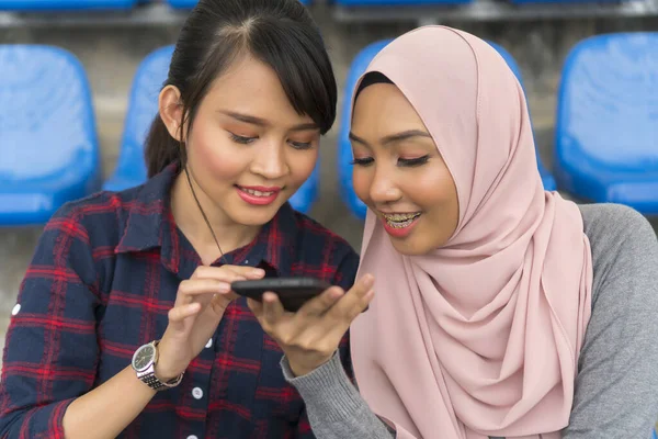 Öğrenci Yaşam Tarzı Konsepti Şirin Asyalı Kız Bankta Akıllı Telefon — Stok fotoğraf
