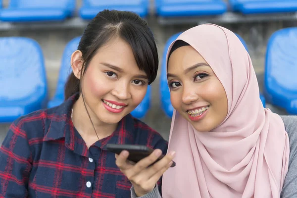 Estudante Lifestyle Conceito Bonito Menina Asiática Usando Smartphone Banco — Fotografia de Stock