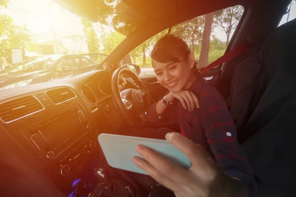 Conceito Saudação Eletrônica Menina Asiática Bonito Dentro Carro Sorrindo Olhando — Fotografia de Stock