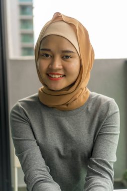 Açık havada tesettüre bürünmüş sevimli Malezyalı Müslümanların portresi