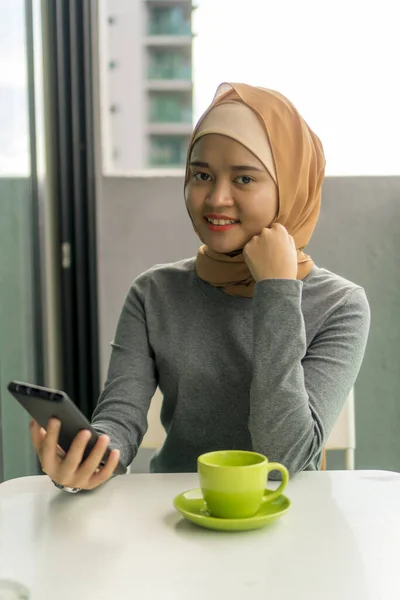 Retrato Muslim Malaio Bonito Vestindo Hijab Livre Segurando Xícara Café — Fotografia de Stock