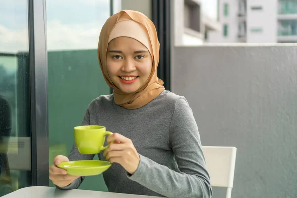 Açık Havada Kahve Fincanı Tutan Şirin Malezyalı Müslümanların Portresi — Stok fotoğraf