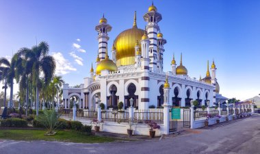 Mavi saatlerde Malezya, Kuala Kangsar 'da güzel bir cami.