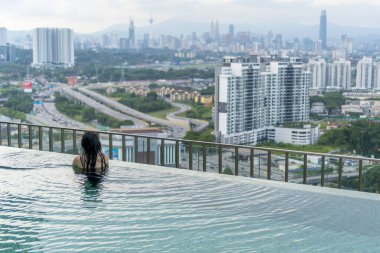 Seyahat Konsepti, çatıda yüzme havuzu güzel şehir manzaralı Kuala Lumpur Malezya