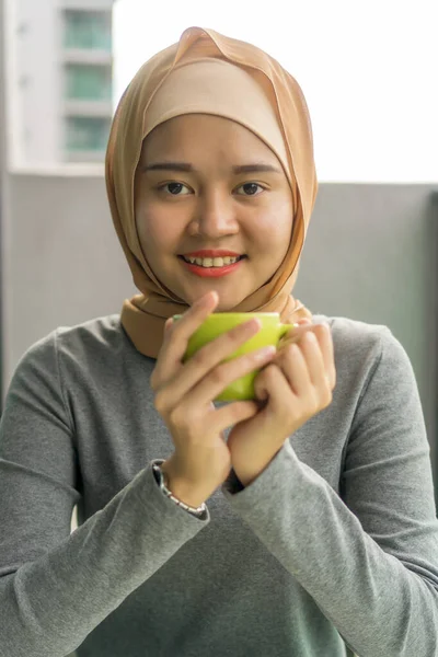 Retrato Muslim Malaio Bonito Vestindo Hijab Livre Segurando Xícara Café — Fotografia de Stock