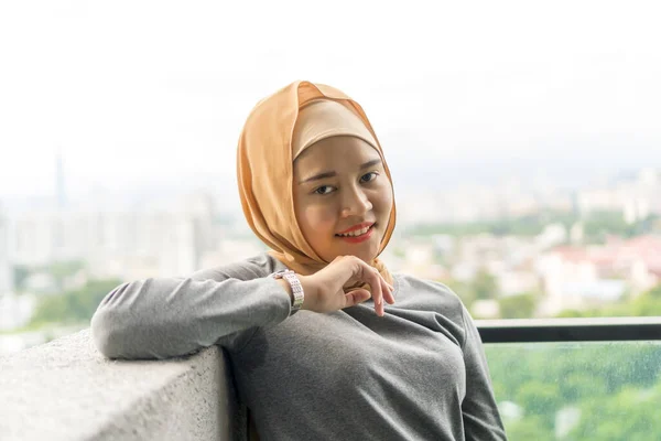 Retrato Muslim Malaio Bonito Vestindo Hijab Livre Varanda — Fotografia de Stock