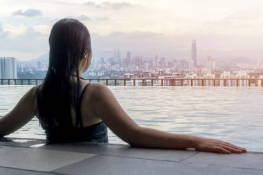 Seyahat Konsepti, çatıda yüzme havuzu güzel şehir manzaralı Kuala Lumpur Malezya