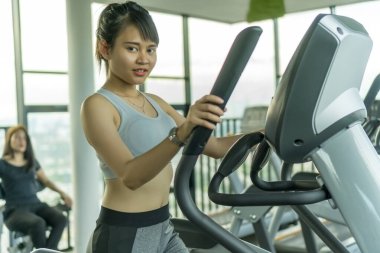 Sağlıklı Kavram, spor salonundaki tatlı Asyalı kız.