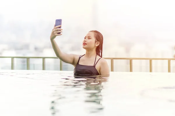 Seyahat Konsepti Çatıda Yüzme Havuzu Güzel Şehir Manzaralı Kuala Lumpur — Stok fotoğraf