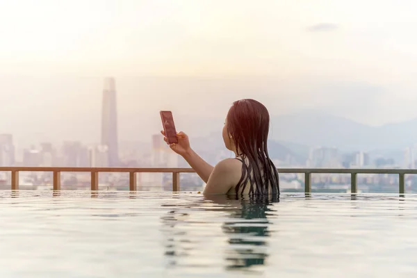 Seyahat Konsepti Çatıda Yüzme Havuzu Güzel Şehir Manzaralı Kuala Lumpur — Stok fotoğraf