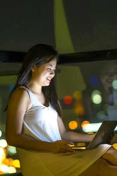 Lifestyle Concept Mooi Jong Aziatisch Meisje Werken Met Een Laptop — Stockfoto