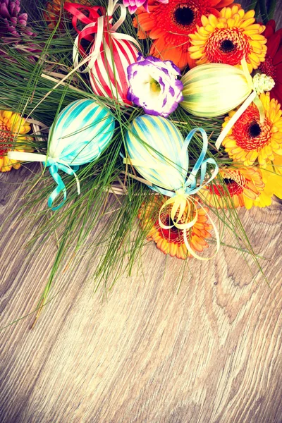 Velikonoční vajíčka s květinami — Stock fotografie