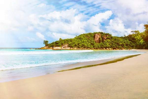 Isla tropical. Las Seychelles.Imagen tonificada . — Foto de Stock