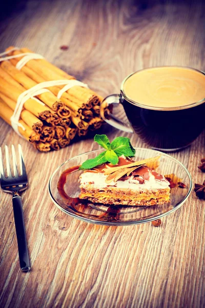 Cup of coffee on wooden background — Stock Photo, Image