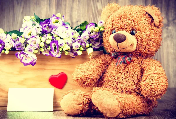Blumenstrauß und ein Teddybär — Stockfoto