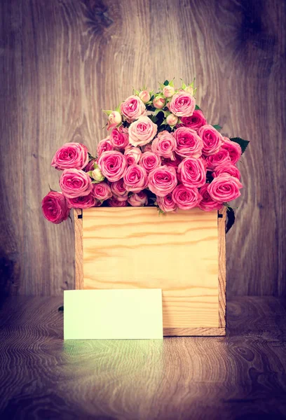 Τριαντάφυλλα στο κουτί — Φωτογραφία Αρχείου