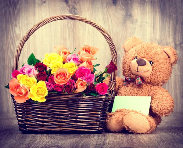 Roses et un ours en peluche — Photo