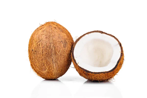 Noci di cocco isolate su sfondo bianco — Foto Stock