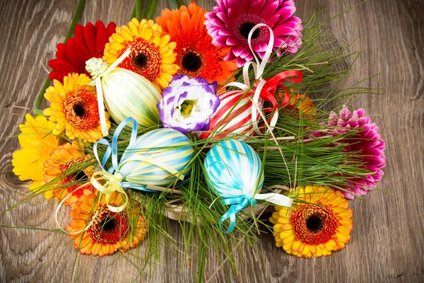 复活节彩蛋与木制背景上的花朵 — 图库照片