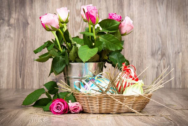 Oeufs de Pâques avec des fleurs sur fond en bois — Photo